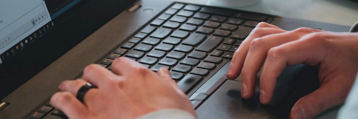 Computadora con persona buscando algo en línea
